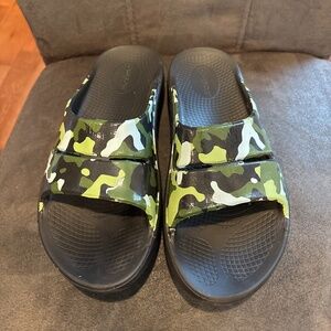 Women’s Sz 7 OOFAS Jungle Camo Recovery Slides Sandals
